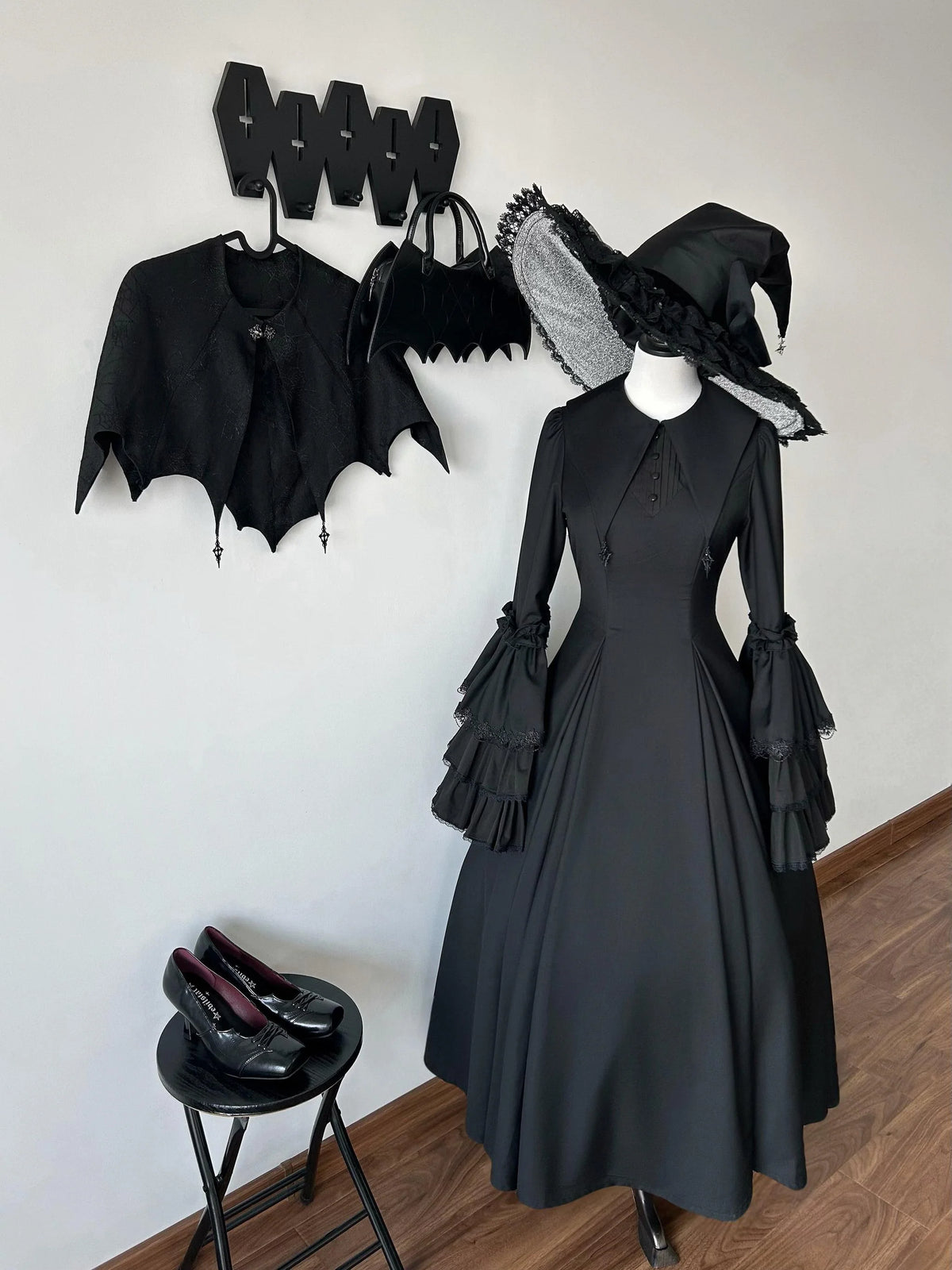 Muppet Mind Ben - Garden Witch - Gothic Lolita Dress Outfit Pointed Collar OP Batwing Cape